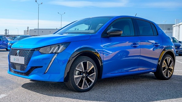 La voiture électrique nouvelle génération Peugeot e-208 (Photo par JOE KLAMAR/AFP via Getty Images)