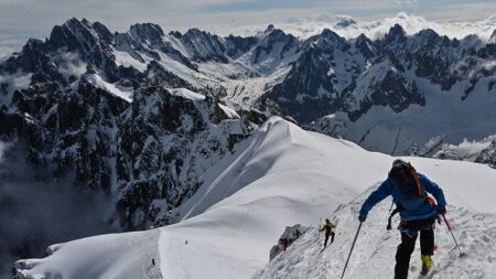 Mont-Blanc : deux skieurs décèdent d’une chute dans des crevasses différentes