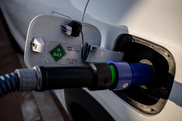 Une voiture en train de faire le plein dans une station de carburant pour véhicules à hydrogène à Séoul. (Photo : ED JONES/AFP via Getty Images)