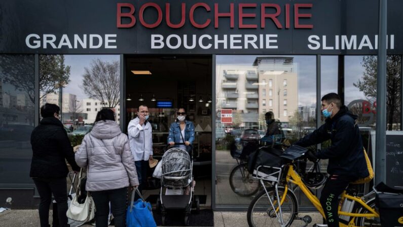 Mourad Slimani, connu pour sa générosité, distribue de la nourriture aux étudiants dans le besoin, dans sa boucherie à Vénissieux, le 18 mars 2021 (Photo : JEFF PACHOUD/AFP via Getty Images)