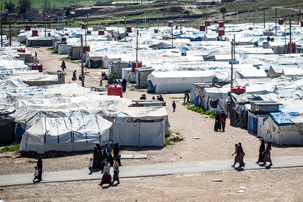 Des femmes et des enfants aperçus dans le camp Roj, Syrie. (Photo: Delil SOULEIMAN / AFP via GettyImages) 