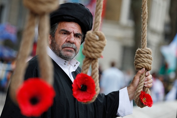 Un manifestant s'accroche à un nœud coulant lors d'une manifestation, dans le centre de Londres, le 5 août 2021. (Photo: ADRIAN DENNIS/AFP via Getty Images)