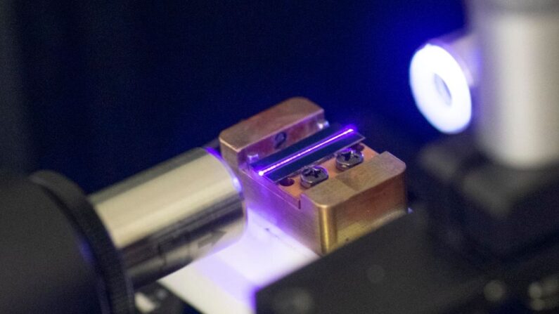 Laser testant le guide d'ondes optique d'une puce quantique. (THOMAS KIENZLE/AFP via Getty Images)