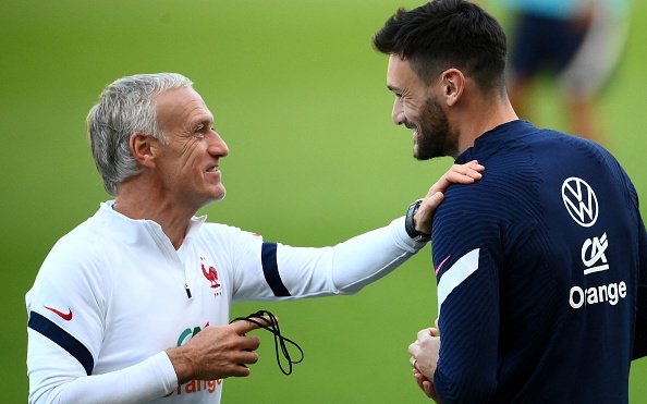 Le sélectionneur de l'équipe de France Didier Deschamps et le gardien de but Hugo Lloris au stade olympique de Turin, le 8 octobre 2021. (Photo : FRANCK FIFE/AFP via Getty Images)