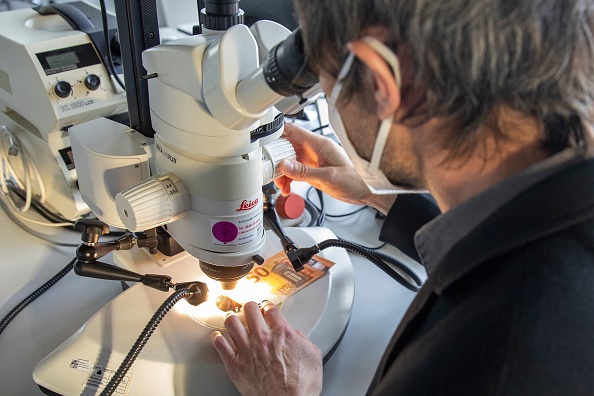 Des experts de la lutte contre la contrefaçon examinent des faux billets à la Banque centrale européenne (BCE). (Photo : ANDRE PAIN/AFP via Getty Images)