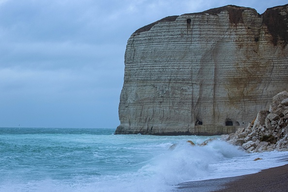 Une photo prise le 4 janvier 2022 montre des falaises d'Étretat. (SAMEER AL-DOUMY/AFP via Getty Images)