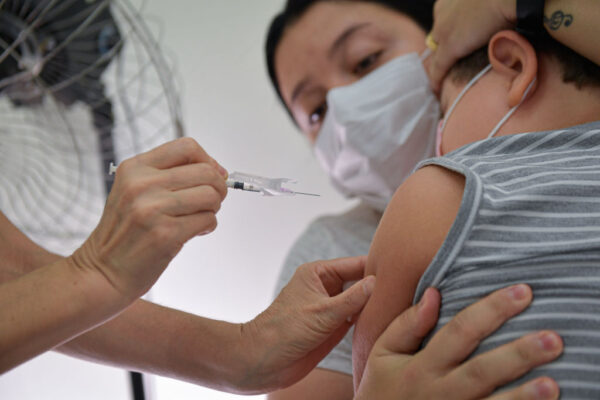 Un enfant de moins de 12 ans reçoit une dose d'un vaccin Pfizer à Belo Horizonte, au Brésil, le 18 janvier 2022. (Pedro Vilela/Getty Images)
