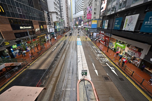 Une rue du quartier de Causeway Bay à Hong Kong. (Photo : PETER PARKS/AFP via Getty Images)