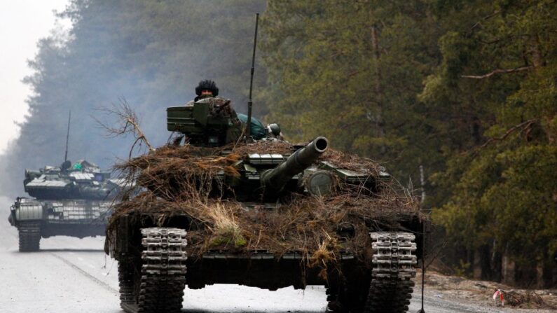 Des chars ukrainiens se déplacent sur une route avant une attaque dans la région de Lugansk, le 26 février 2022. (Photo: ANATOLII STEPANOV/AFP via Getty Images)