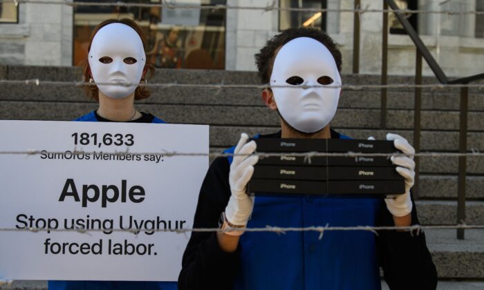 Des militants ont installé un faux camp de travail forcé ouïghour devant le magasin phare d'Apple à Washington, le 4 mars 2022. Les manifestants demandent à Apple de cesser de recourir au travail forcé ouïghour. (Nicholas Kamm/AFP/Getty Images)