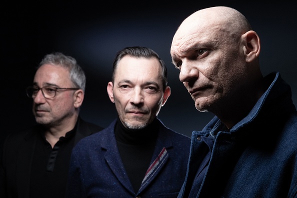 Les membres du groupe pop rock français Louise Attaque (LtoR) Arnaud Samuel, Robin Feix et Gaétan Roussel. (Photo: JOEL SAGET/AFP via Getty Images)