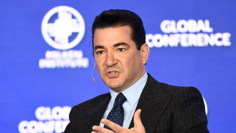 Scott Gottlieb, ancien commissaire de la Food and Drug Administration (FDA) américaine, s'exprime lors de la conférence mondiale du Milken Institute à Beverly Hills, en Californie, le 2 mai 2022. (Photo par PATRICK T. FALLON/AFP via Getty Images)