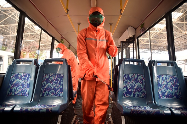 Des agents de santé désinfectent un trolleybus, dans le cadre de mesures préventives contre le coronavirus Covid-19, à Pyongyang, le 9 juin 2022. (Photo : KIM WON JIN/AFP via Getty Images)