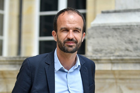 « Si c'est effectivement ce profil sur lequel travaillent nos partenaires, je tombe de ma chaise », a déclaré Manuel Bompard (LFI). (Photo JULIEN DE ROSA/AFP via Getty Images)