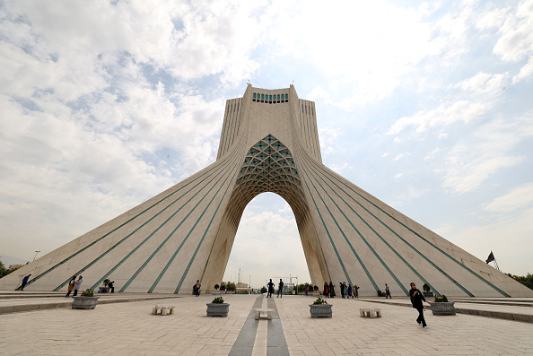 Astiyazh Haghighi et son fiancé Amir Mohammad Ahmadi, tous deux âgés d'une vingtaine d'années, ont été arrêtés en novembre après qu'une vidéo d'eux dansant romantiquement devant la tour Azadi à Téhéran est devenue virale. (Photo ATTA KENARE/AFP via Getty Images)