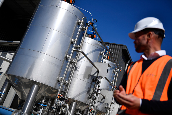 Des cuves de déchets organiques utilisés pour la production de biogaz sur le site d'Équimeth à Écuelles, au sud de Paris. (Photo : JULIEN DE ROSA/AFP via Getty Images)