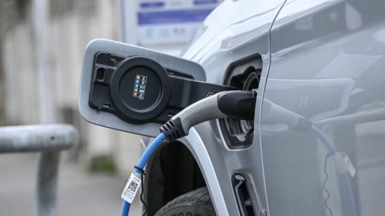 Une voiture électrique en train de se recharger sur une borne. (Photo: DENIS CHARLET/AFP via Getty Images)