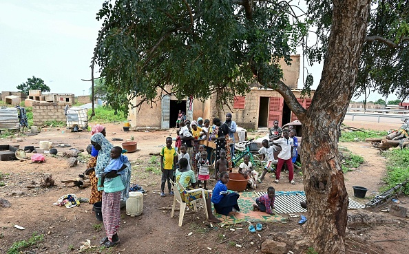 Des familles déplacées ont fui les attaques des djihadistes dans le nord et l'est du Burkina Faso, à Gampela près de Ouagadougou, en octobre 2022. (Photo : ISSOUF SANOGO/AFP via Getty Images)