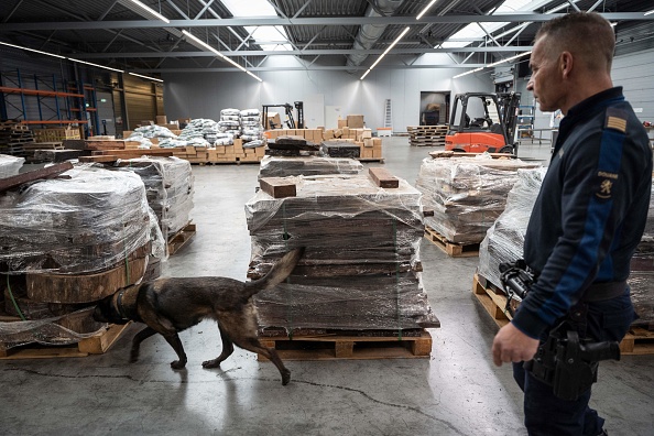 Comme 90% du commerce mondial, l'essentiel de la "blanche" traverse l'Atlantique dans des conteneurs maritimes, dissimulée dans des cargaisons parfaitement légales de bananes, de sucre en poudre ou de conserves. (Photo SIMON WOHLFAHRT/AFP via Getty Images)