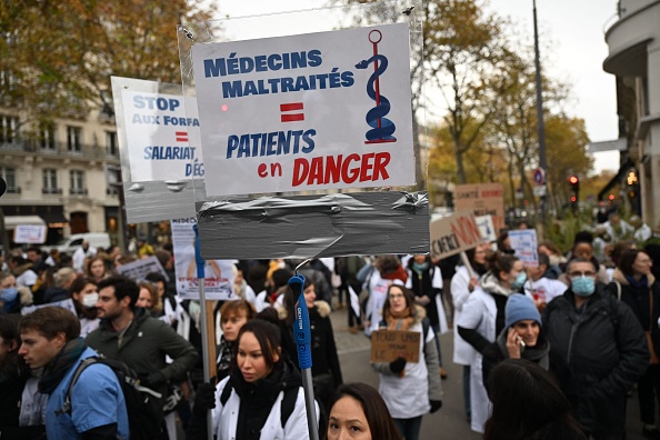 Rassemblement organisé par le collectif "Médecins pour Demain" et la CSMF (Confédération des syndicats de médecins français), à Paris le 1er décembre 2022. (Photo : EMMANUEL DUNAND/AFP via Getty Images)