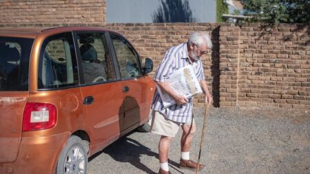 Afrique du Sud: Frans Hugo, 90 ans, livre ses journaux tous les jeudis dans le désert