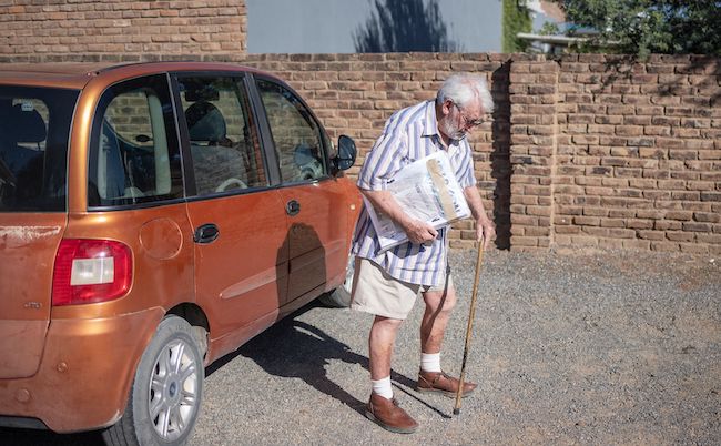 Le rédacteur Frans Hugo, 90 ans, livre  ses journaux à Prieska, dans la province du Cap-Nord, le 24 novembre 2022. (Photo : MICHELE SPATARI/AFP via Getty Images)