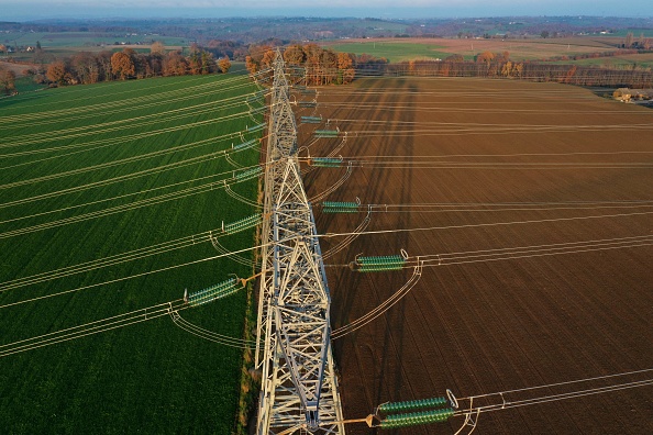 Une vue aérienne de pylônes électriques dans la campagne de Saint-Laurent-de-Terregatte. (Photo: DAMIEN MEYER/AFP via Getty Images)