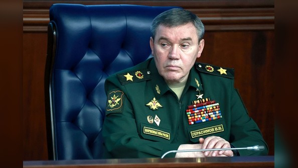 Le chef d'état-major et général de l'armée russe Valery Gerasimov (ou Valéri Guerassimov), assiste à une réunion élargie du conseil du ministère russe de la Défense au centre de contrôle de la défense nationale à Moscou, le 21 décembre 2022. (Photo par SERGEY FADEICHEV/Sputnik/AFP via Getty Images)