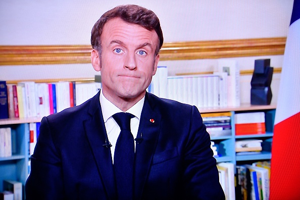 Le Président Emmanuel Macron lors de son discours télévisé du Nouvel An depuis le palais de l'Élysée, à Paris, le 31 décembre 2022. (Photo : JULIEN DE ROSA/AFP via Getty Images)