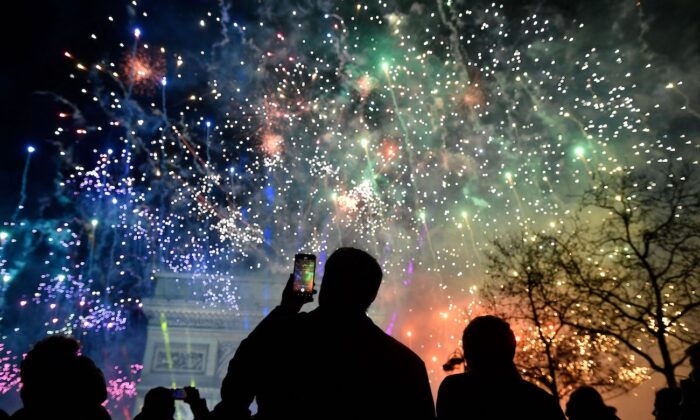 Arc de Triomphe sur l'avenue des Champs-Elysées lors des célébrations du Nouvel An 2023 à Paris. (Photo par JULIEN DE ROSA/AFP via Getty Images)