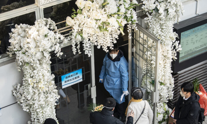 Proches endeuillés à l’entrée d’un salon funéraire à Shanghai, le 31 décembre 2022. (Qilai Shen/Bloomberg via Getty Images)