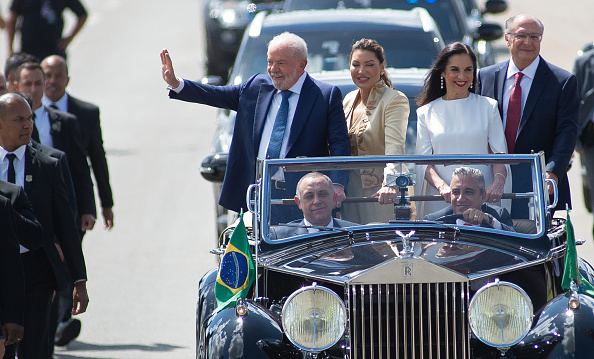 Le président élu du Brésil, Luiz Inacio Lula da Silva, salue ses partisans aux côtés de son épouse Rosangela da Silva, du vice-président élu Geraldo Alckmin et de son épouse Maria Lucia Ribeiro Alckmin alors qu'ils se dirigent vers le Congrès national pour la cérémonie d'investiture présidentielle, le 1er janvier 2023 à Brasilia, au Brésil. (Photo : Andressa Anholete/Getty Images