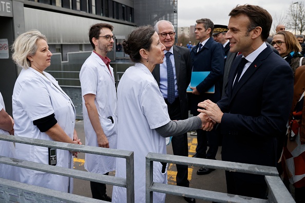 Le président Emmanuel Macron salue les travailleurs de la santé à l'hôpital du Centre Hospitalier Sud Francilien, Corbeil-Essonnes, en banlieue sud de Paris, le 6 janvier 2023. (Photo: LUDOVIC MARIN/POOL/AFP via Getty Images)