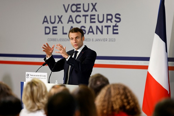 Le président Emmanuel Macron adresse ses vœux de Nouvelle Année aux personnels de santé à l'hôpital du Centre Hospitalier Sud Francilien de Corbeil-Essonnes, en banlieue sud de Paris, le 6 janvier 2023. (Photo: LUDOVIC MARIN/POOL/AFP via Getty Images)