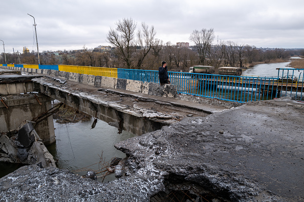 Les gens traversent la ville de Kupiansk qui a connu des bombardements réguliers de la part des Russes le 06 janvier 2023 à Kupiansk, en Ukraine. Malgré un cessez-le-feu russe unilatéral ordonné par le président Vladimir Poutine, des bombardements ont pu être entendus tout au long de la journée. (Photo: Spencer Platt/Getty Images)