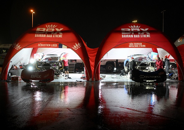 Des mécaniciens au bivouac de Riyadh à la fin de la 6e étape du Dakar 2023 entre Ha'il et Al Duwadimi, en Arabie Saoudite. (Photo FRANCK FIFE/AFP via Getty Images)