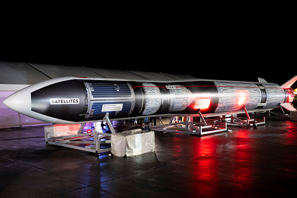 Une maquette de la fusée LauncherOne alors que Cosmic Girl, un Boeing 747-400, se prépare à décoller à l'aéroport de Cornwall Newquay le 9 janvier 2023 à Newquay, au Royaume-Uni. (Photo: Matthew Horwood/Getty Images)