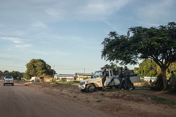 Un poste de contrôle de la police à la périphérie de Pemba, le 8 janvier 2023. (Photo: JUAN LUIS ROD/AFP via Getty Images)