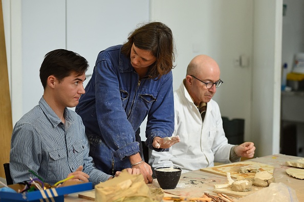 Un atelier artistique organisé pour les patients suivis par le service psychiatrique du CHU de Montpellier au musée contemporain MO.CO à Montpellier, le 7 janvier 2023. (Photo: SYLVAIN THOMAS/AFP via Getty Images)