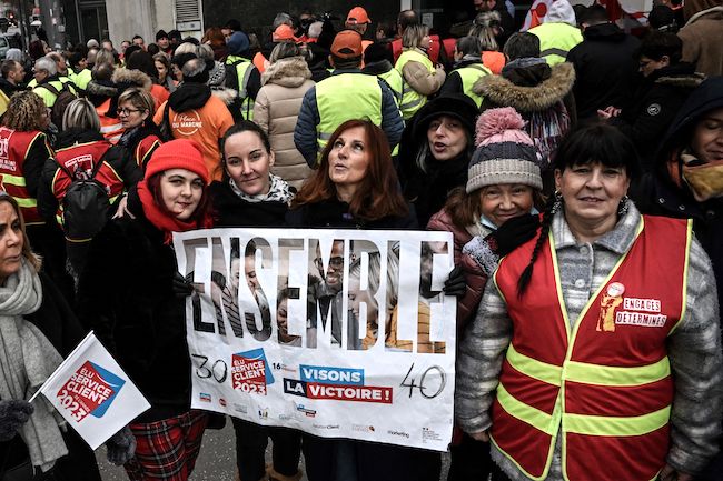 Les salariés de "Place du marché", ex-Toupargel, service de livraison de produits surgelés, se rassemblent devant le tribunal de commerce, où a lieu une audience sur l'avenir du groupe et de ses deux sociétés sœurs le 11 janvier 2023, à Lyon. (Photo : JEAN-PHILIPPE KSIAZEK/AFP via Getty Images)