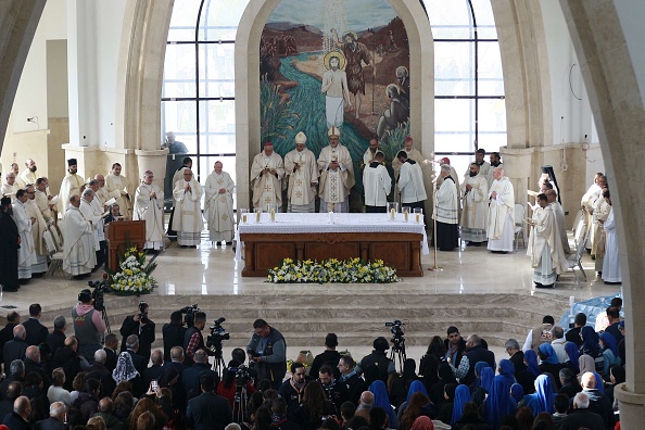 Des milliers de chrétiens catholiques ont assisté à la messe spéciale à l'église du Baptême du Christ, près du site de baptême d'Al-Maghtas, où les chrétiens croient que Jésus a été baptisé par saint Jean, dans la vallée du Jourdain, à quelque 60 km au sud-ouest de la capitale jordanienne Amman, le 13 janvier 2023. (Photo : KHALIL MAZRAAWI/afp/AFP via Getty Images)