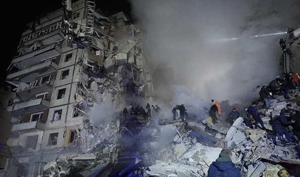 Un tir de missile sur un immeuble résidentiel dans la ville de Dnipro, dans l'est de l'Ukraine, le 14 janvier 2023, a tué 40 personnes dont 2 enfants. (Photo : VITALII MATOKHA/AFP via Getty Images)