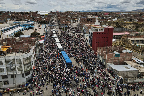 Les manifestants contre le gouvernement de la présidente péruvienne Dina Boluarte, dans la ville d'Ilave, à Puno, dans le sud du Pérou. (Photo : JUAN CARLOS CISNEROS/AFP via Getty Images)