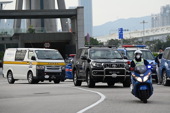  L'ancien patron de la junket Alvin Chau, arrive au tribunal de Macao le 18 janvier 2023 pour le verdict attendu pour la gestion d'un empire de jeux illégaux. (Photo : PETER PARKS/AFP via Getty Images)