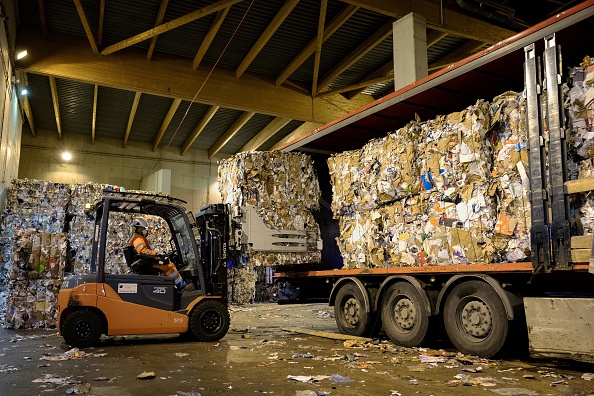 Au centre de tri des ordures ménagères des Batignolles, dans l'ouest de Paris, on est en avance sur le reste du pays. (Photo by THOMAS SAMSON/AFP via Getty Images)