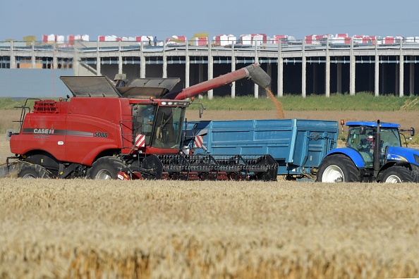 Un agriculteur français récolte son blé, près d'un parc logistique en construction, à Illiers-Combray, dans le centre de la France. (Photo : JEAN-FRANCOIS MONIER/AFP via Getty Images)