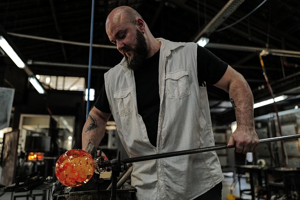 Les souffleurs de verre sont fortement touchés par la hausse des prix de l'énergie, car les fours tournent à 1200 degrés pour atteindre la température de fusion. (Photo : VALERY HACHE/AFP via Getty Images)