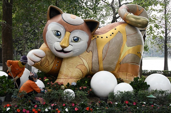 Une statue de chat près du lac Hoan Kiem à Hanoi, alors que le Vietnam s'apprête à entrer dans l'année du chat. (Photo : NHAC NGUYEN/AFP via Getty Images)