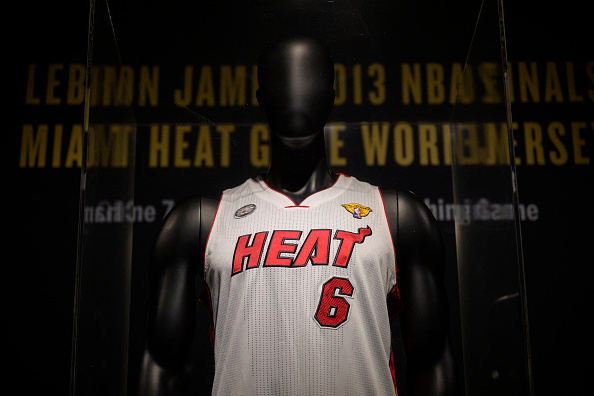 Le maillot porté par LeBron James à la maison de vente aux enchères Sotheby's, le 20 janvier 2023, à New York. (Photo : ANGELA WEISS/AFP via Getty Images)