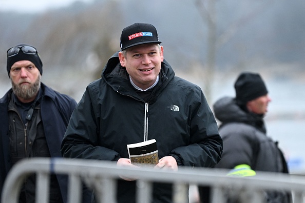 Le leader du parti politique danois d'extrême droite Stram Kurs, Rasmus Paludan, tient une édition du Coran, lors d'une manifestation devant l'ambassade de Turquie à Stockholm, en Suède, le 21 janvier 2023. (Photo : FREDRIK SANDBERG/TT News Agency/AFP via Getty Images)